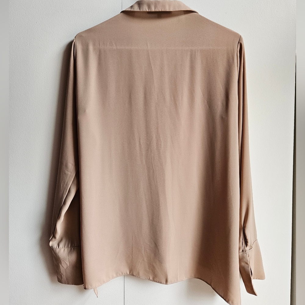 Olivaceous Collared V-Neck Blouse in Women's Small - Picture 13 of 16